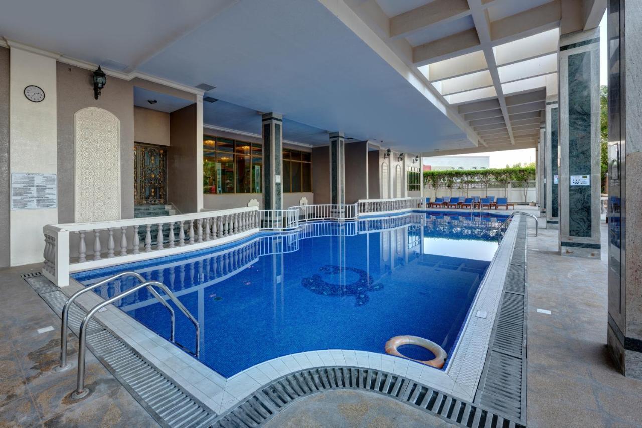 Sahara Beach Resort & Spa Sharjah Eksteriør billede Swimming pool at the hotel