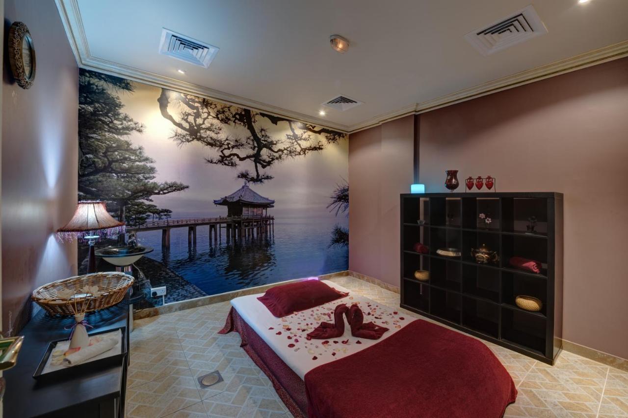 Sahara Beach Resort & Spa Sharjah Eksteriør billede A massage room at a spa