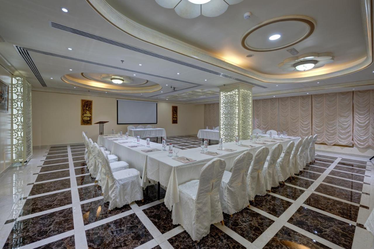 Sahara Beach Resort & Spa Sharjah Eksteriør billede Meeting room at the hotel