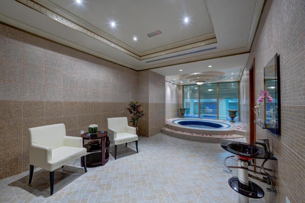 Sahara Beach Resort & Spa Sharjah Eksteriør billede A modern bathroom